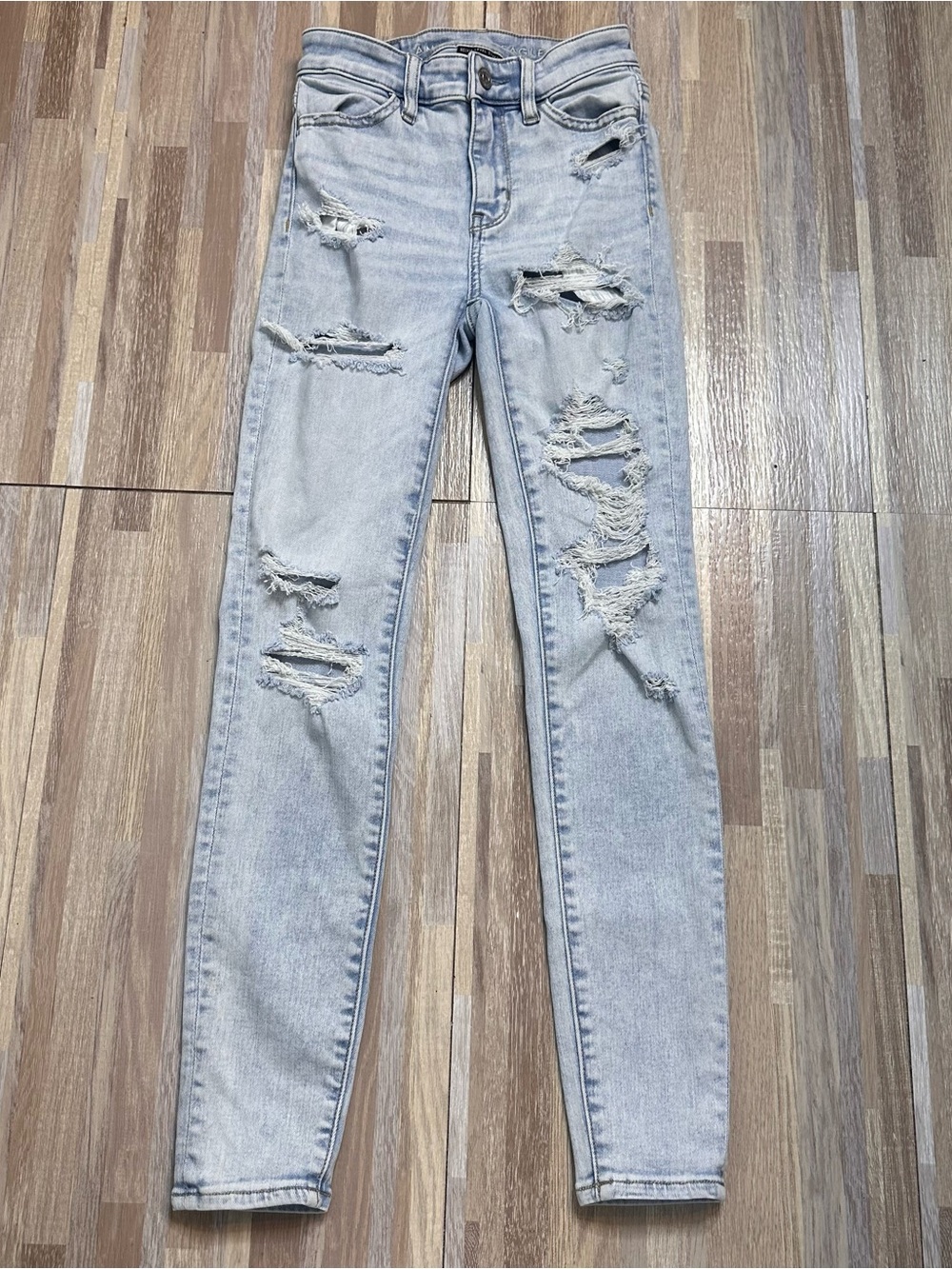 American Eagle Women’s Distressed High Rise Light Wash Jeans Size 000 Short